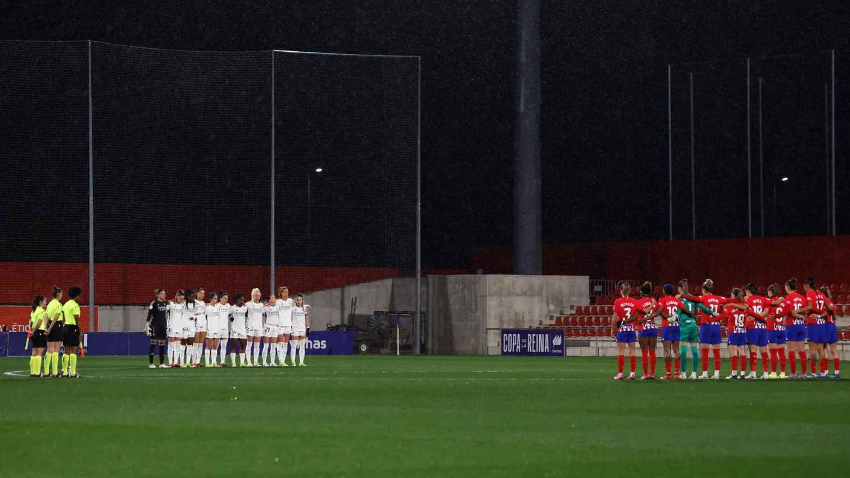 Minuto de silencio en memoria de Miguel Ángel en el derbi femenino entre Real Madrid y Atlético