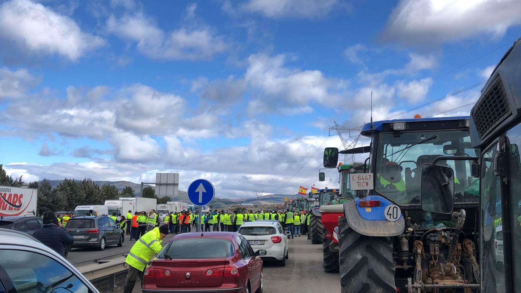 Tractores y vehículos parados en la A-2 en dirección a Calatayud