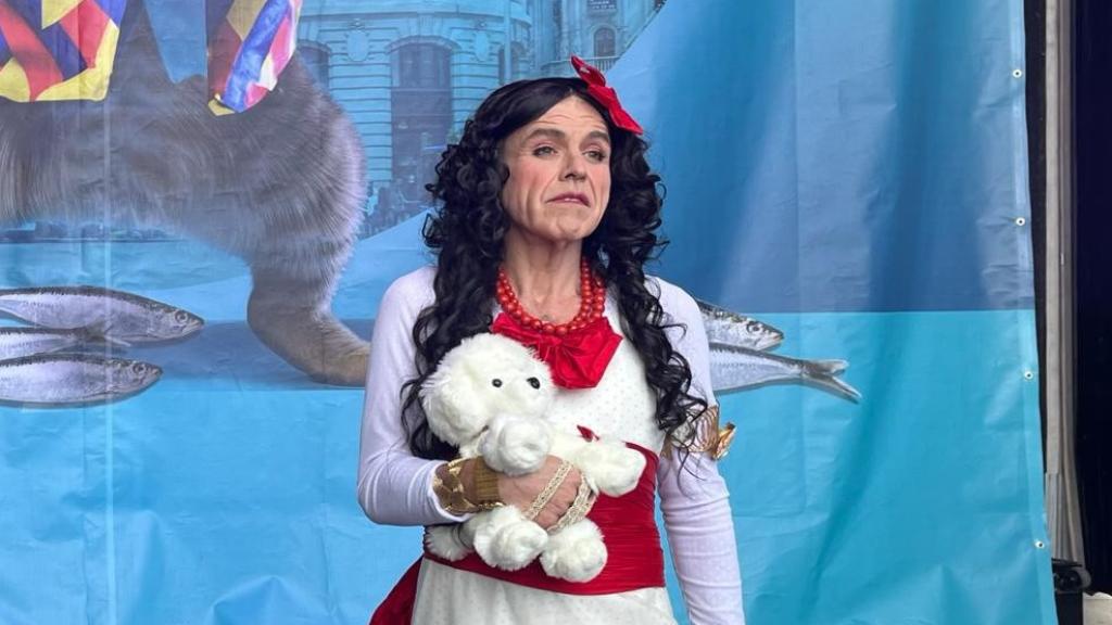 El modista Lorenzo Caprile inaugura el Carnaval 2024 en Madrid disfrazado de la XIII Duquesa de Alba.