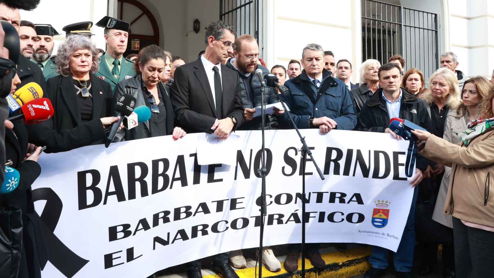 Antonio Sanz, consejero de la Junta de Andalucía, junto a Miguel Molina, alcalde de Barbate, este sábado a su salida de la comandancia de la Guardia Civil.