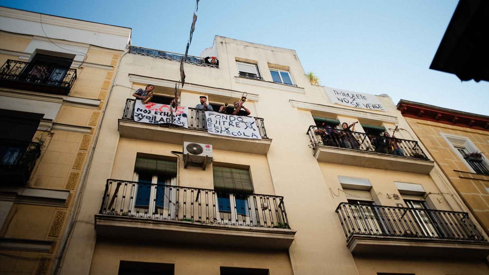 Carteles de protesta colgados en los balcones del edificio Tribulete, 7.