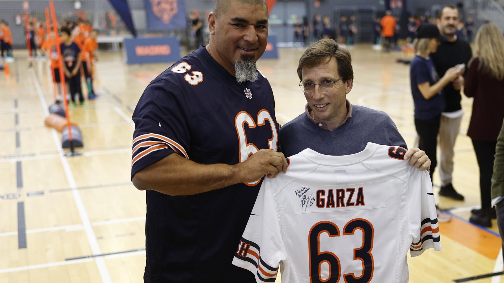 Roberto Garza junto a Martínez-Almeida en un campus de los Chicago Bears en Madrid