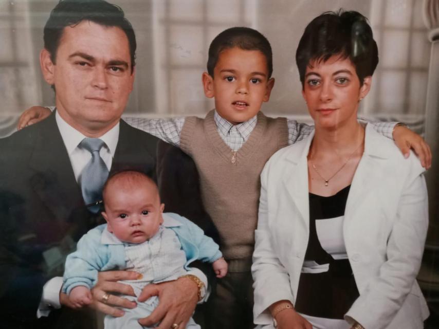 Jesús García de pequeño junto a sus padres, Eugenio García y Pilar Ruíz, y su hermano.