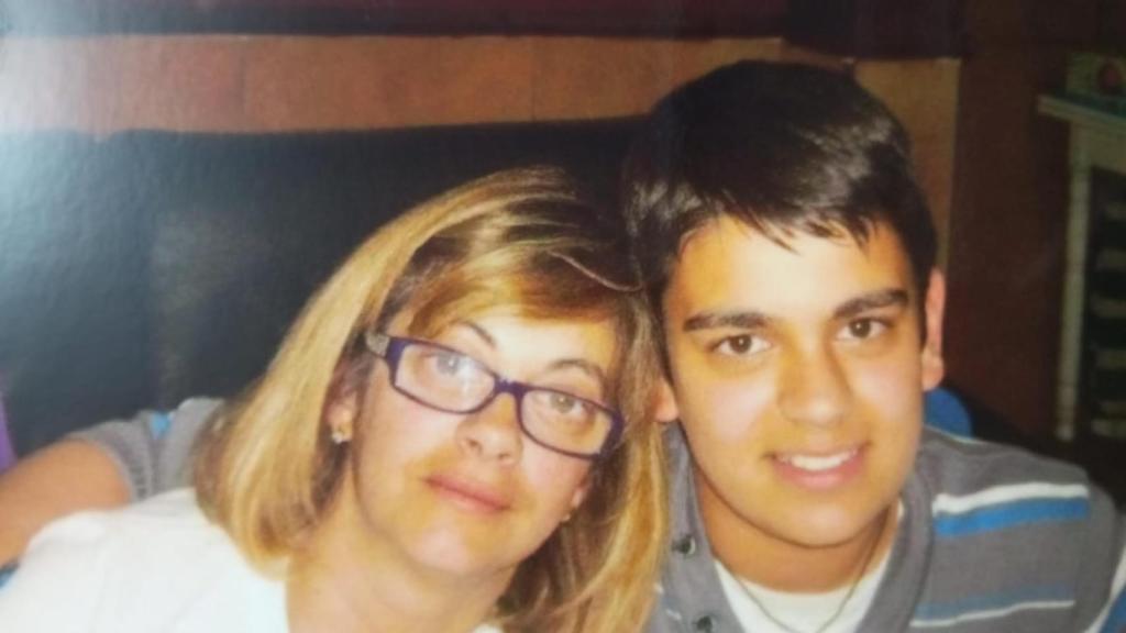 El joven maquillador Jesús García junto a su madre, Pilar Ruiz.