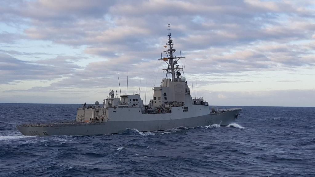 Fragata F-105 Cristóbal Colón en el mar