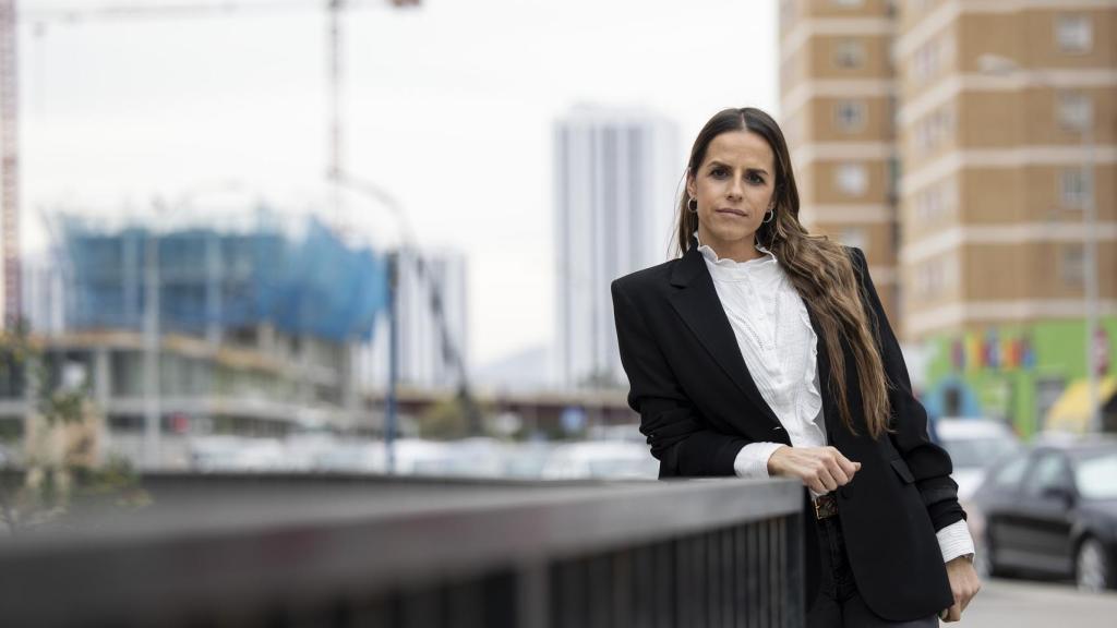 Lucía Casaus, con grúas al fondo.