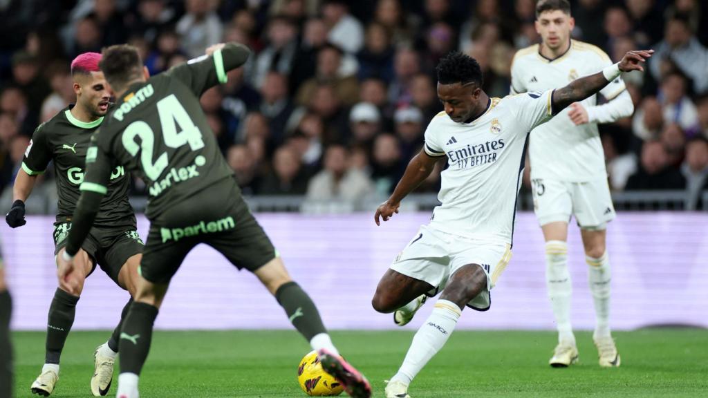 Momento en el que Vinicius remata para hacer el 1-0 frente al Girona