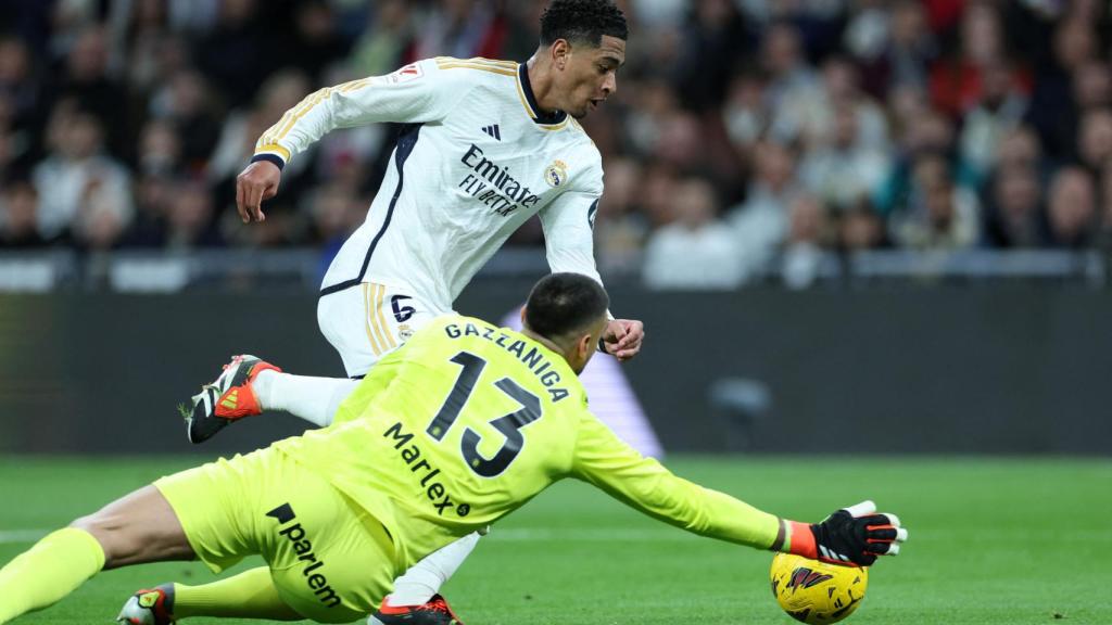 Bellingham regatea a Gazzaniga antes de poner el 2-0 frente al Girona
