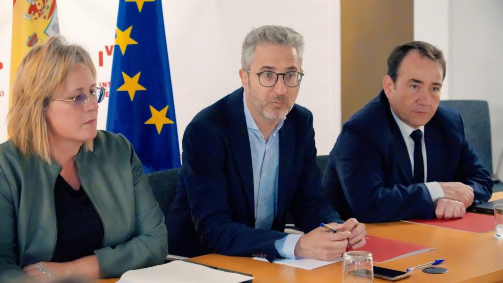 María José Mira, primera por la izquierda, en la anterior legislatura.