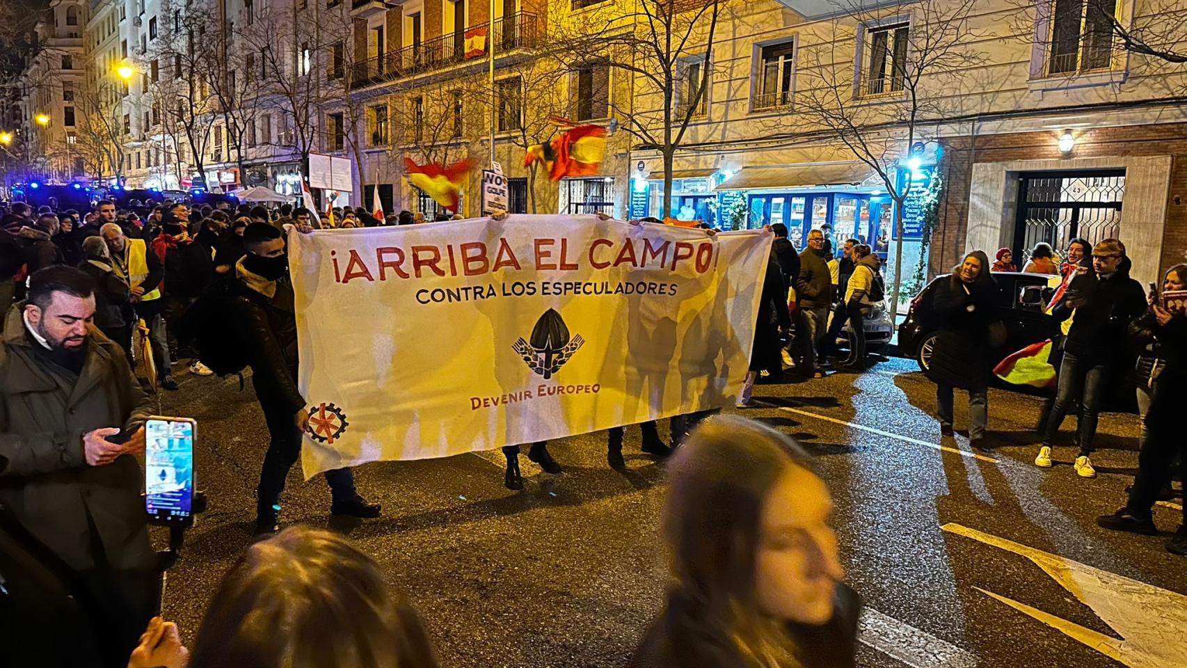 Grupo de manifestantes con una pancarta de 'Arriba el campo'.