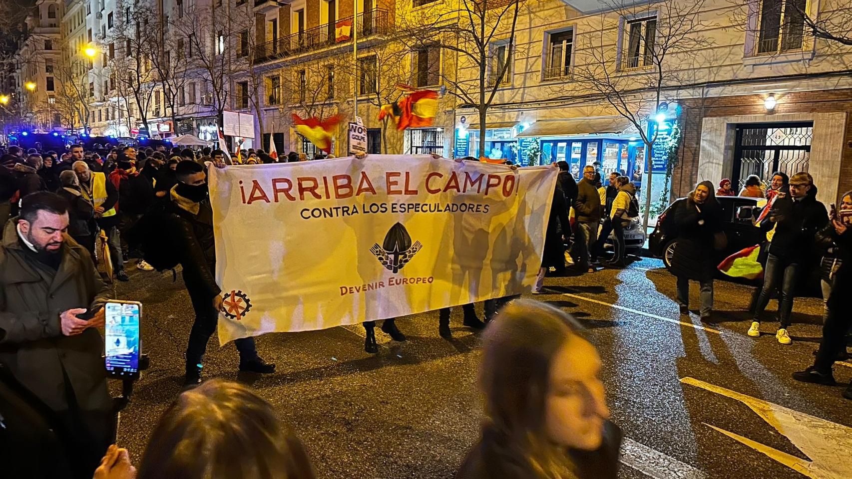 Grupo de manifestantes con una pancarta de 'Arriba el campo'.