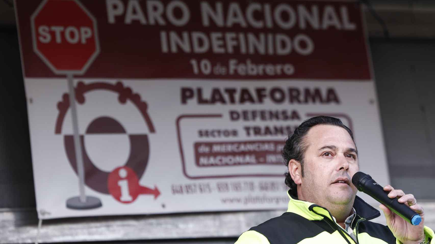 Manuel Hernández, portavoz de la Plataforma de Afectados del sector de Transportes, el sábado durante la concentración de transportistas ante el estadio Metropolitano.