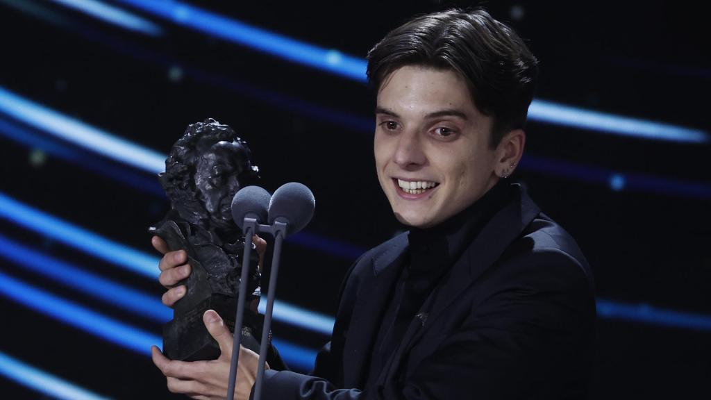 El actor argentino Matias Recalt tras recibir el Goya a Mejor actor revelación por su trabajo en 'La sociedad de la nieve'