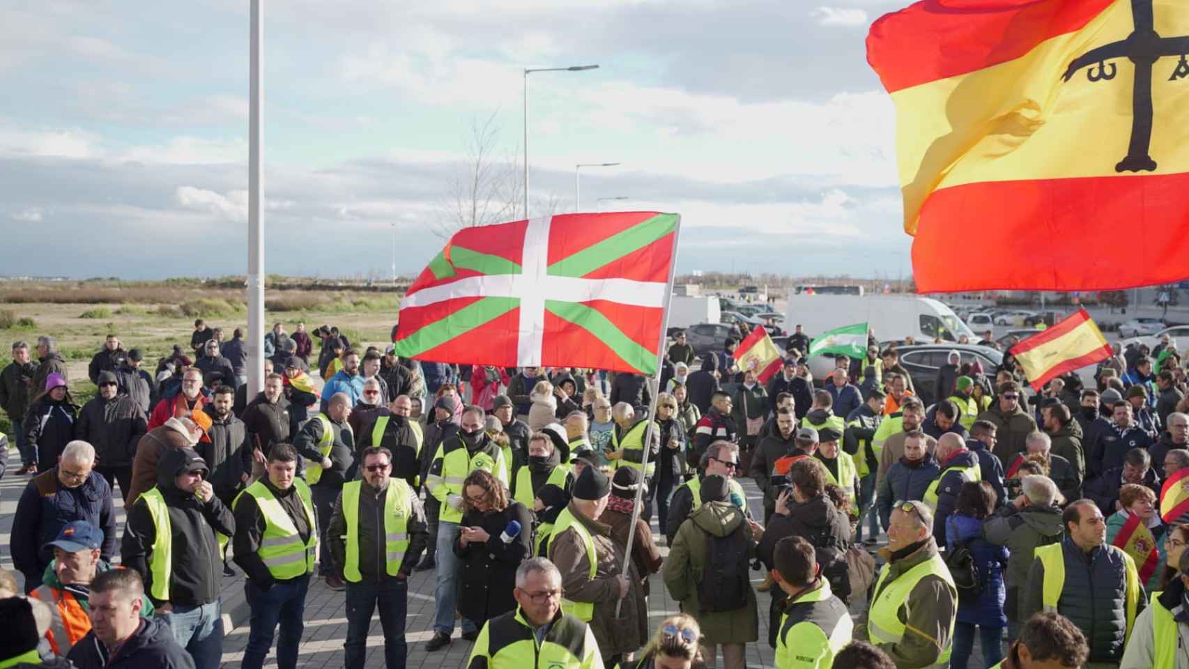 Una ikurriña junto a una bandera de España, en la concentración de los transportistas