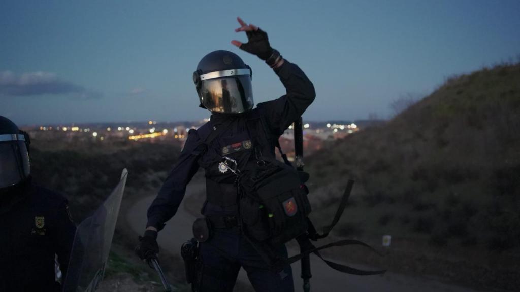 Un agente de la Policía Nacional durante el dispositivo en el Metropolitano