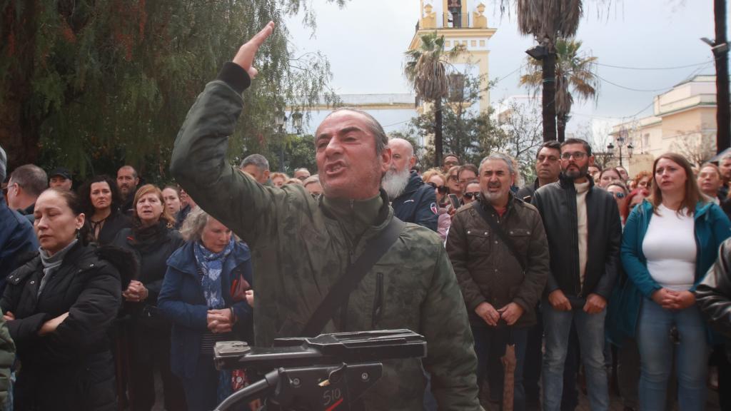 Indignación de los ciudadanos en Barbate por la muerte de los Guardias Civiles.
