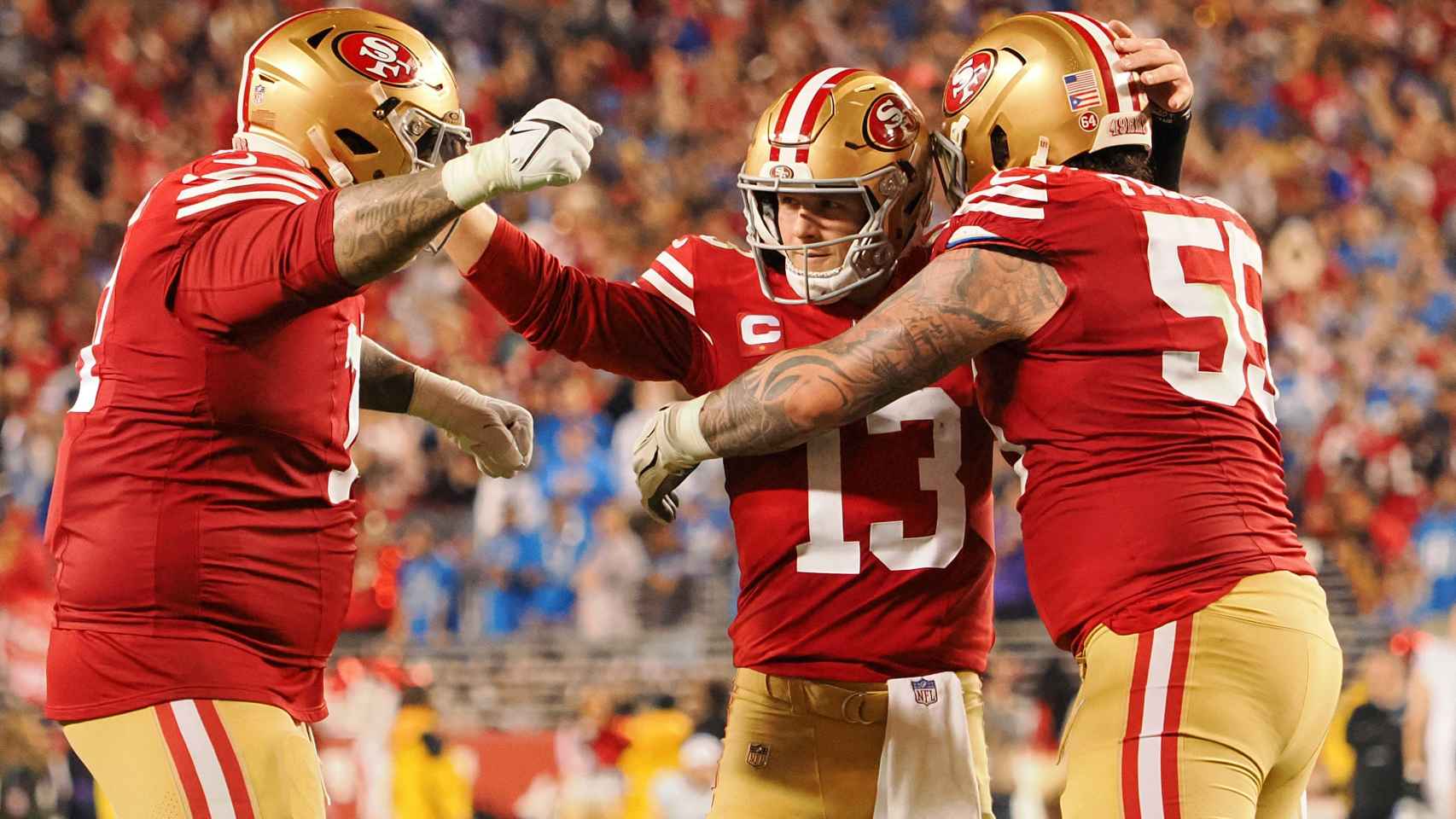 Los jugadores de los San Francisco 49ers celebran un touchdown.
