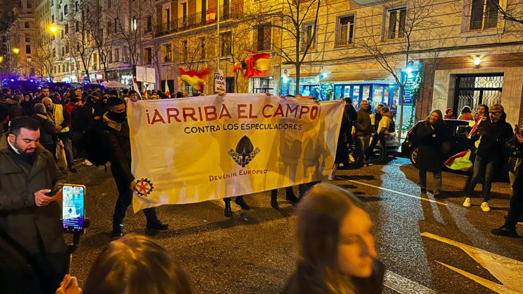 La única pancarta en defensa de los agricultores de Ferraz la sostenía un grupo de ultras.