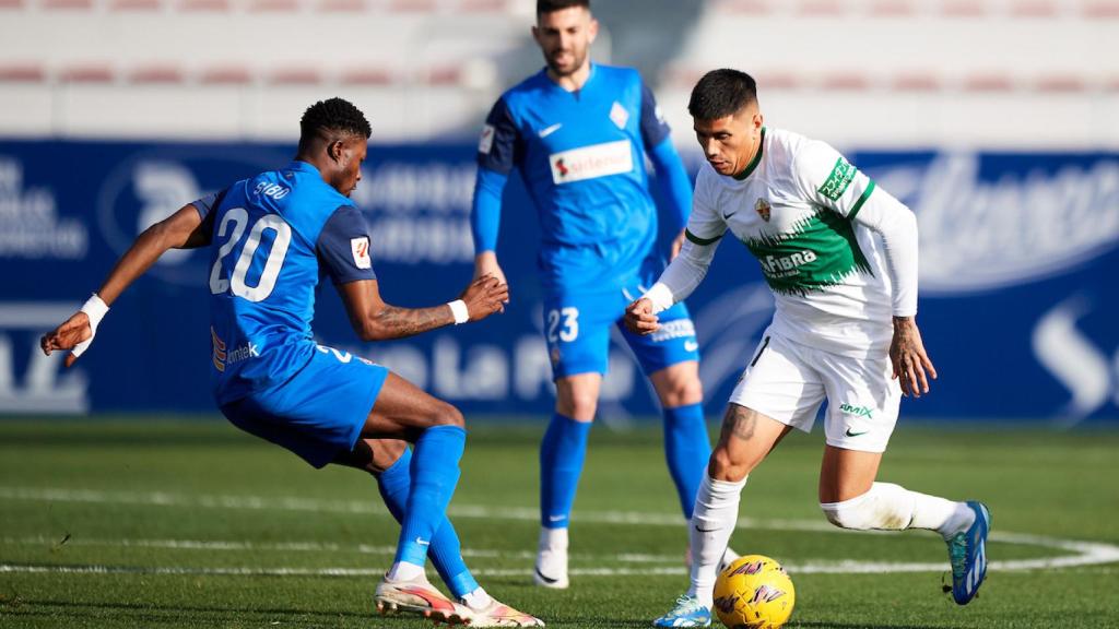 El franjiverde Nico Castro con el balón.