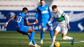 El franjiverde Nico Castro con el balón.