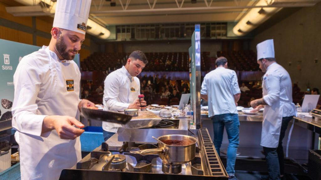 Rubén Arnanz cocinando