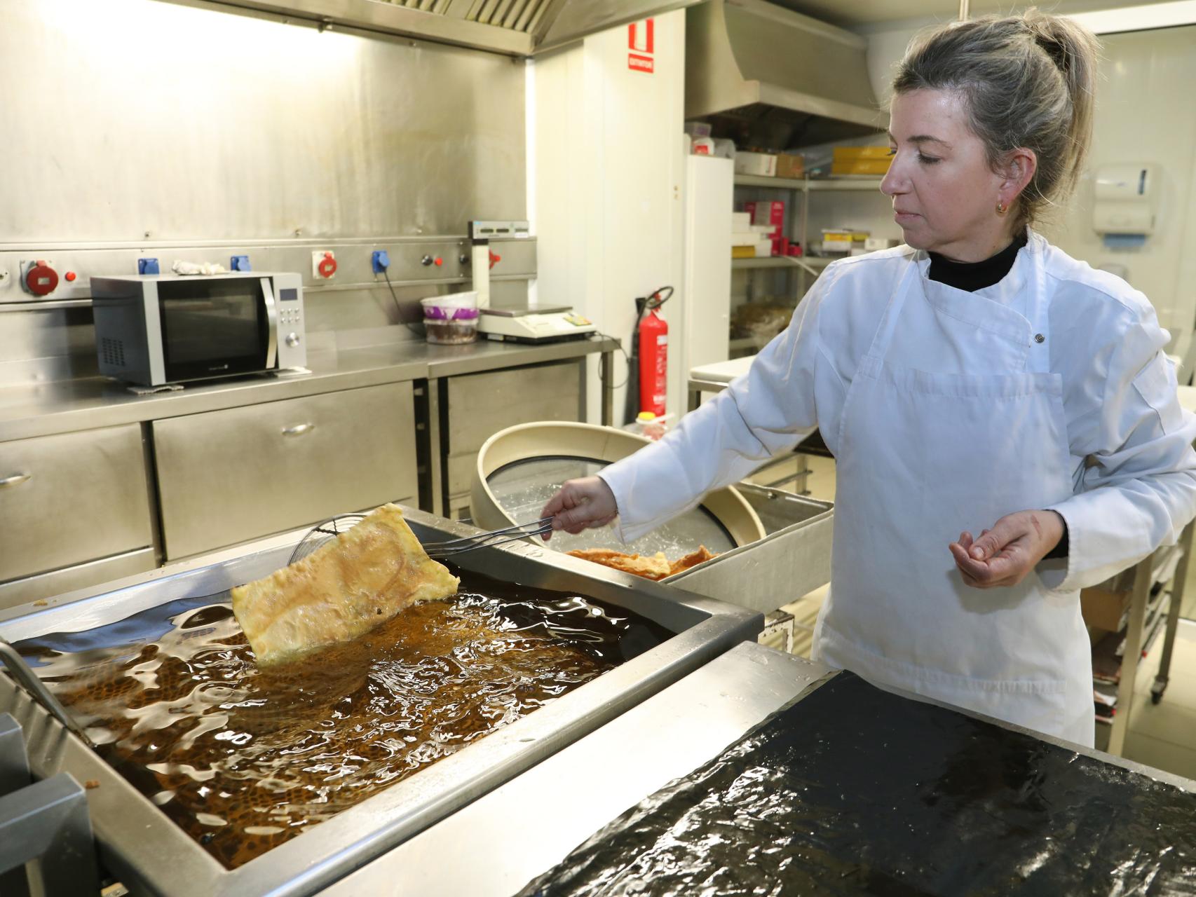 La pastelera Marta Polo elaborando las orejuelas