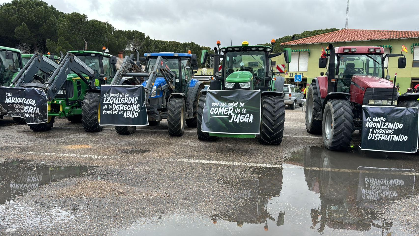 Tractores junto a La Maña en Traspinedo