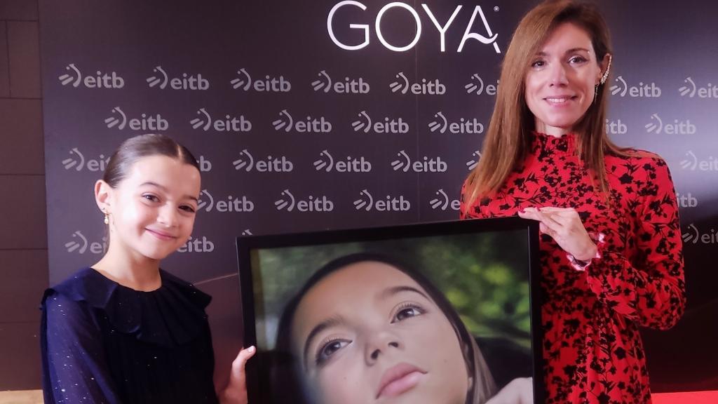 Laura Serrano entregando su dibujo a la actriz Sofía Otero