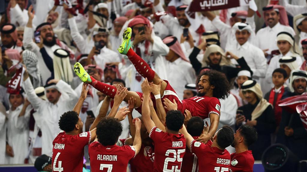 Akram Afif, manteado por sus compañeros