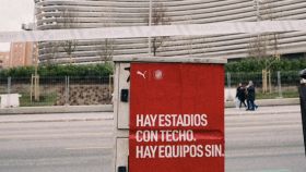 Los alrededores del Bernabéu, con las pancartas del Girona.