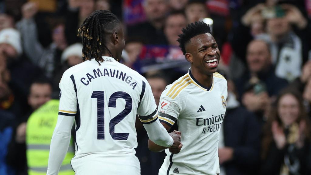 Vinicius celebra con Camavinga su gol frente al Girona
