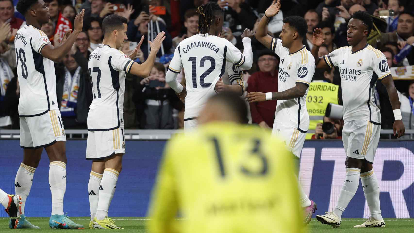 Los jugadores del Real Madrid celebran un gol con Gazzaniga, el portero del Girona, lamentándose.