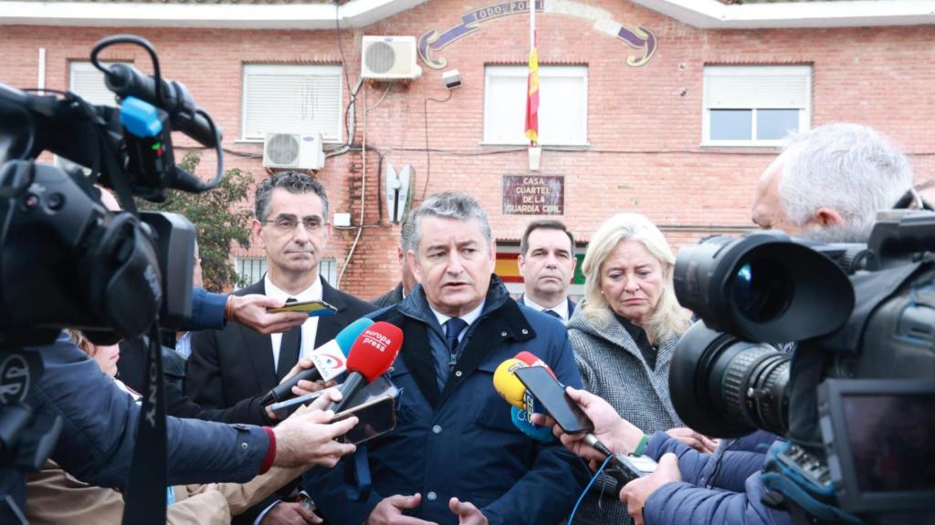 El consejero de la Presidencia, Antonio Sanz, atiende a los medios en Barbate.
