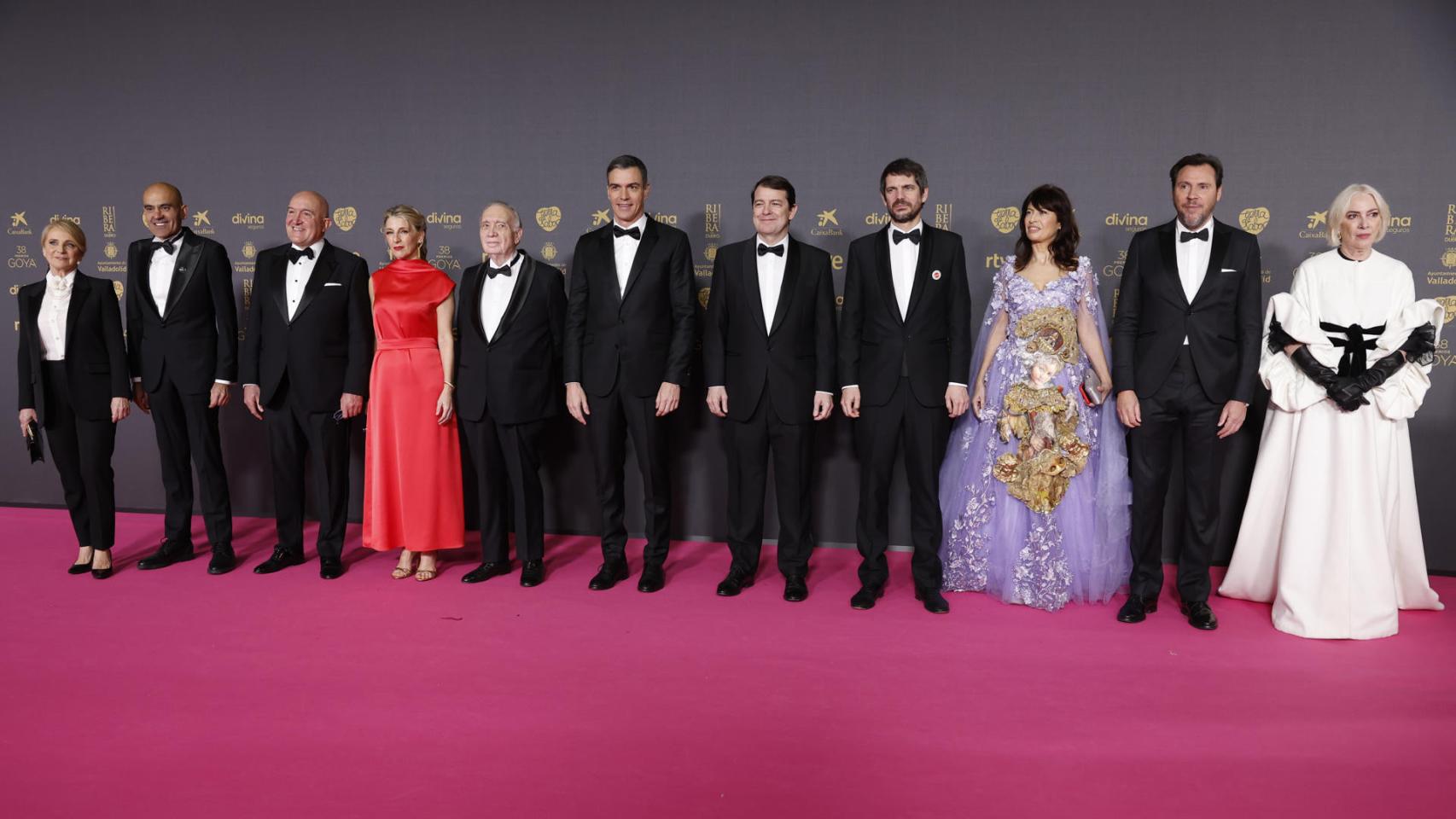 El presidente del Gobierno, Pedro Sánchez, junto a Yolanda Díaz, Óscar Puente, Ana Redondo, Ernest Urtasun y Alfonso Fernández Mañueco, entre otros, en la gala de los Goya este sábado.