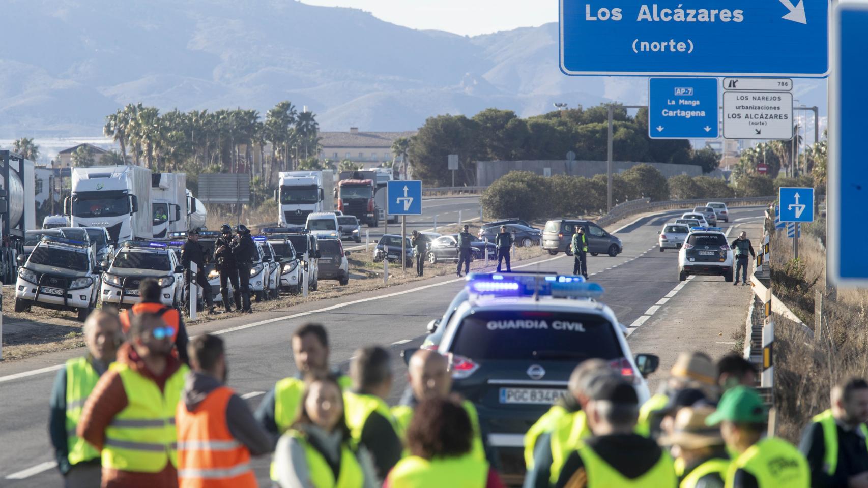 Un grupo de agricultores cortan la autovía AP-7 en Los Alcázeres (Murcia)