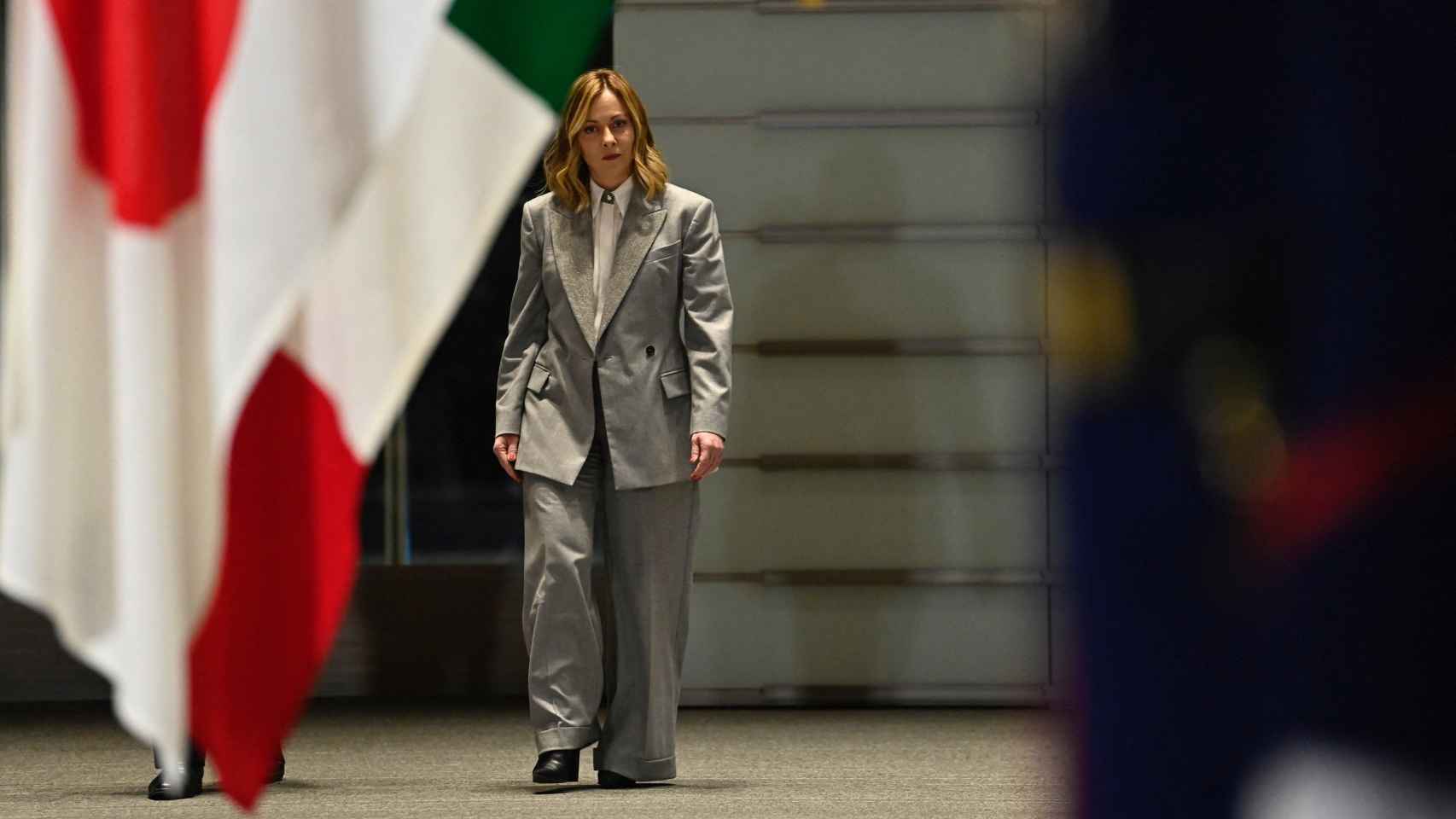 Giorgia Meloni, primera ministra de Italia, asiste a la guardia de honor antes de reunirse con Fumio Kishida, primer ministro de Japón, el pasado lunes.