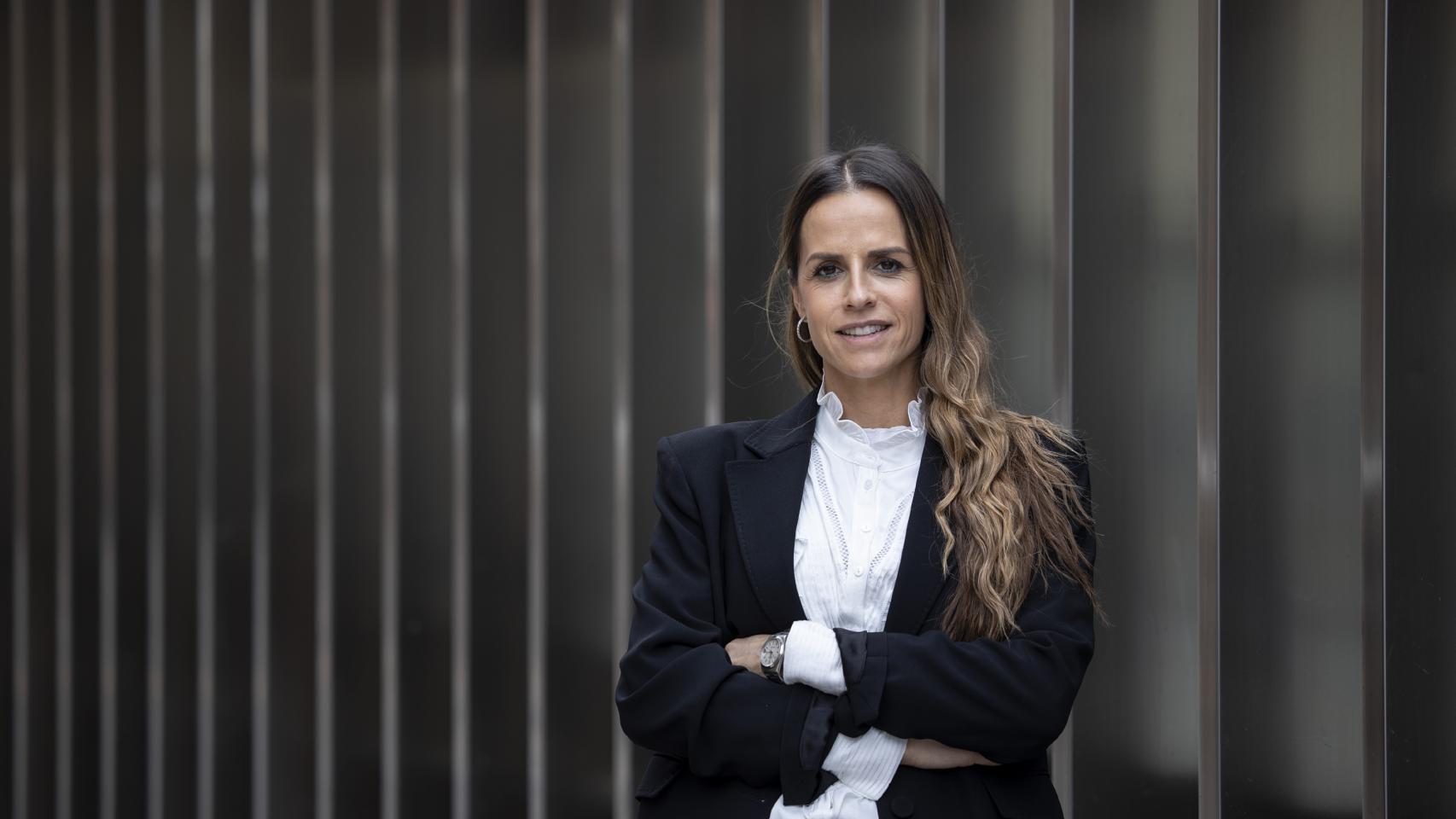 Lucía Casaus posa junto a una de las bocas de acceso a la estación del Metro de El Perchel.