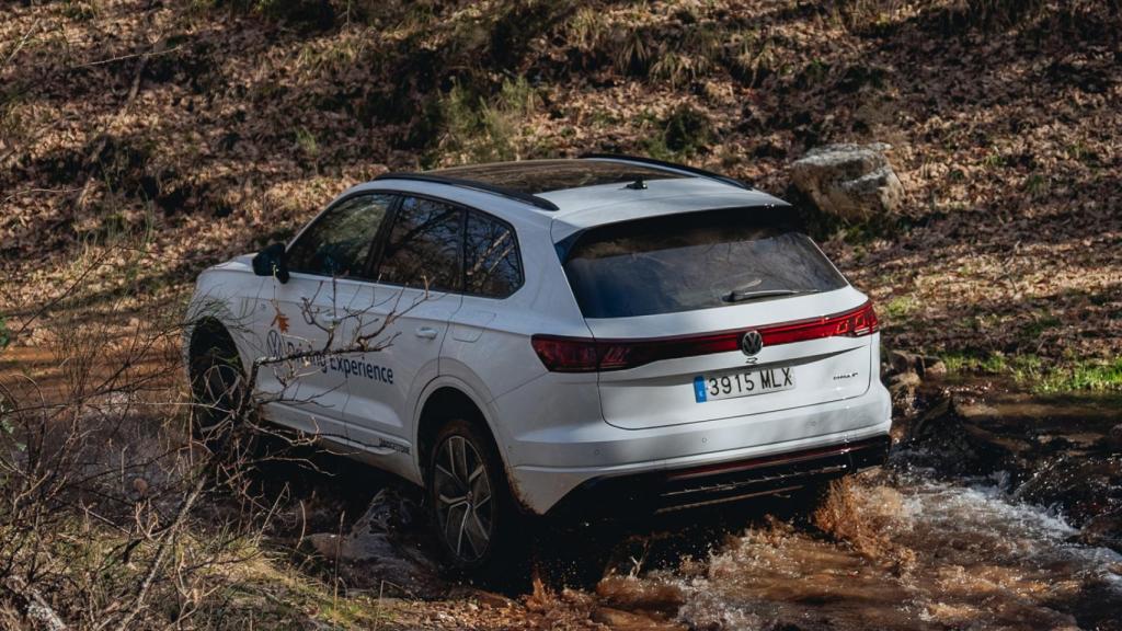 Con los modos 4x4 del Volkswagen Touareg este SUV pasa por terrenos difíciles.