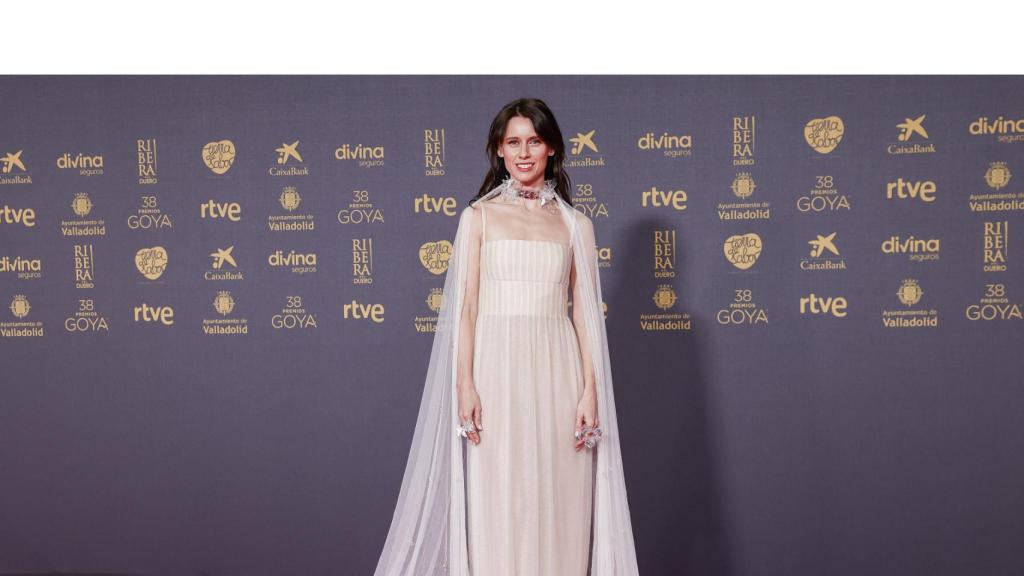 El truco infalible de actrices y modelos para lucir vestidos ligeros y escotes cuando hace frío