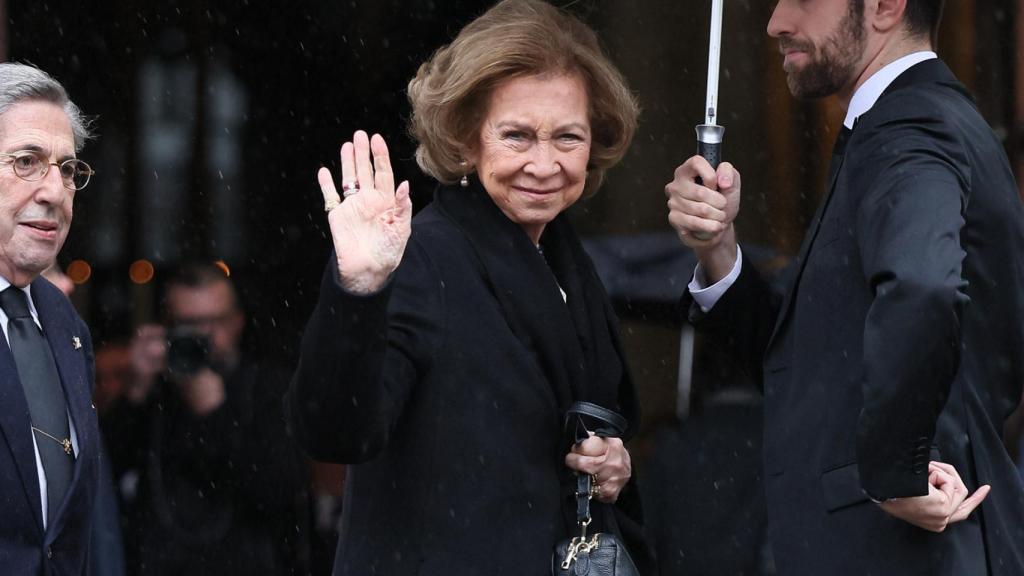 La Emérita saluda a su llegada a la catedral.