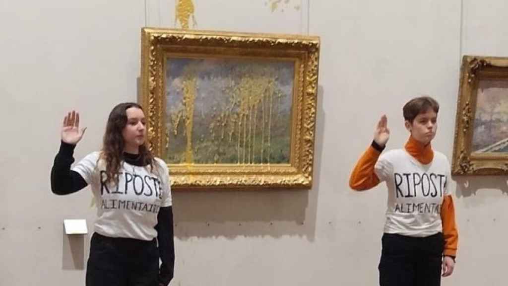 Dos activistas climáticas lanzan sopa contra un cuadro de Claude Monet expuesto en Lyon