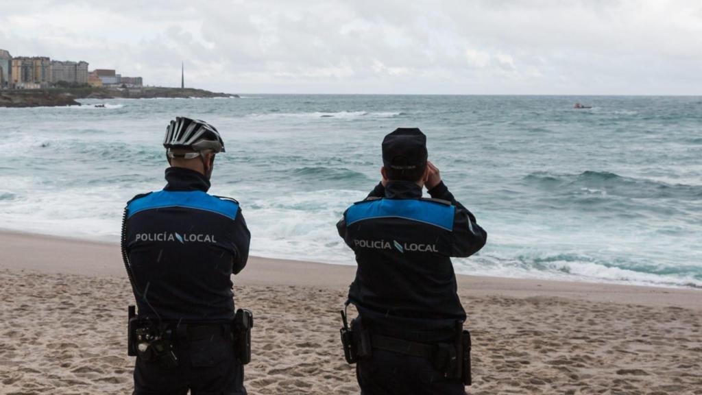 Dos agentes de la Policía Local vigilan la costa de A Coruña