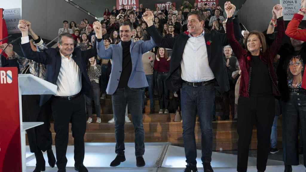 El alcalde de Vigo, Abel Caballero; el presidente del Gobierno, Pedro Sánchez; el candidato socialista a la Presidencia de la Xunta; José Ramón Gómez Besteiro; y la cabeza de lista por Pontevedra, Elena Espinosa.
