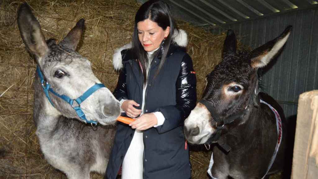 La alcaldesa de Mos, Nidia Arévalo, dando de comer a Milucho y Begoña.