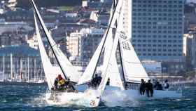 El ‘Noticia’ de Barcelona rompe el mástil, pero lidera las J70 Sailway Series en Vigo