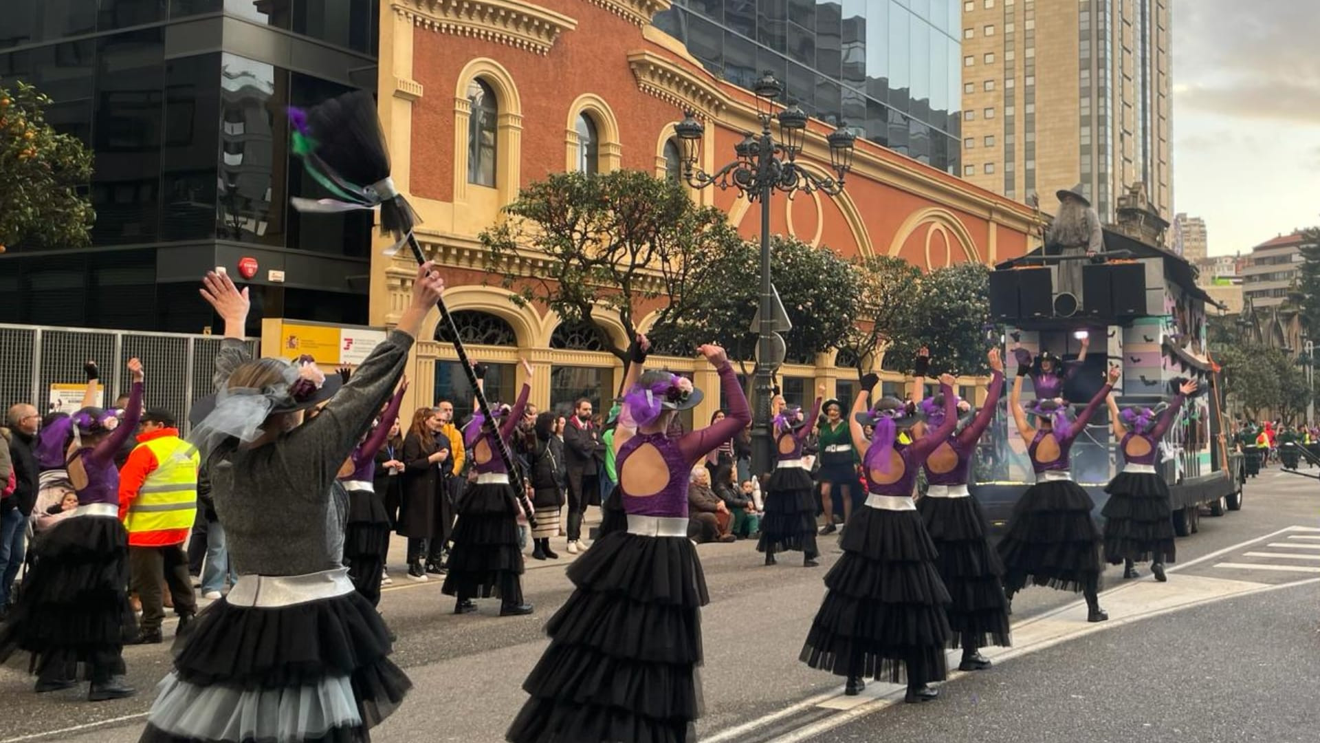 Desfile de comparsas de carnaval en Vigo. Fotos: Treintayseis