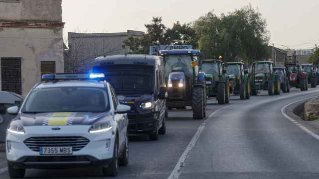 Una columna de tractores circula escoltada por la policía el pasado jueves, imagen de archivo. Efe / Kai Försterling