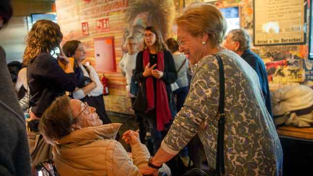Dos personas mayores participan en la iniciativa de la Diputación de Valencia para combatir la soledad no deseada. EE