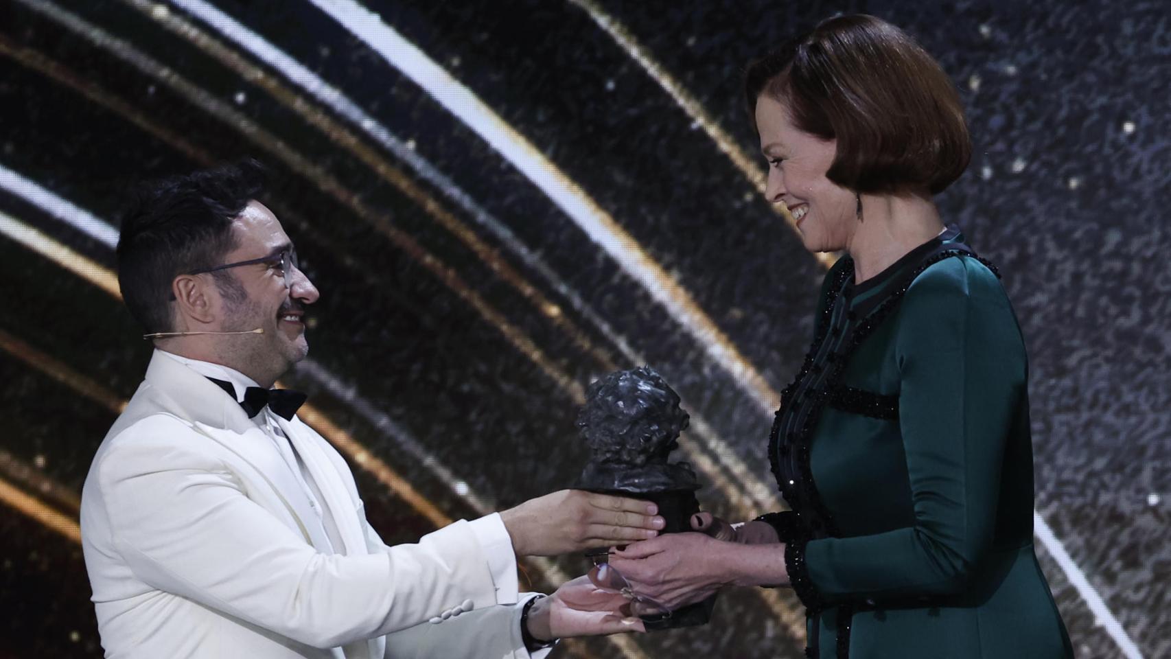 La actriz estadounidense Sigourney Weaver recibe el Goya Internacional de manos del director Juan Antonio Bayona.