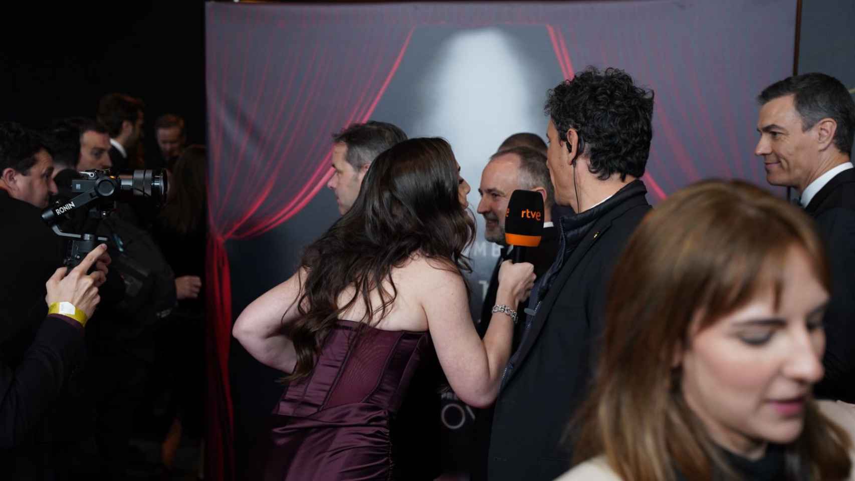 Inés Hernand intentando entrevistar a Pedro Sánchez.